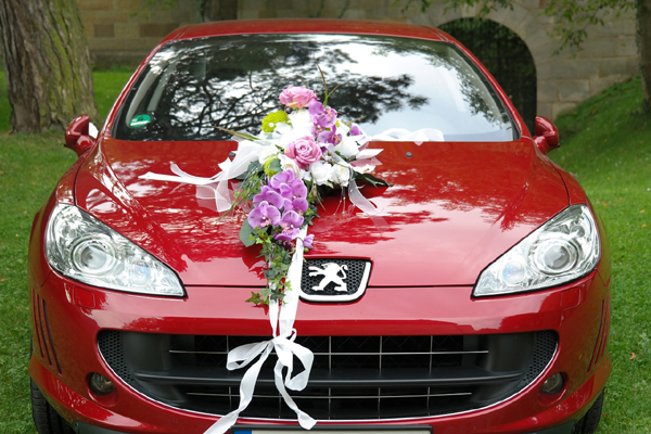 Fleurs sur voiture des mariés