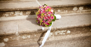 La tradition du lancer de bouquet de la mariée
