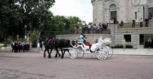 Louer une calèche à cheval pour son mariage : la bonne idée !