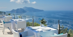 Restaurant entre ciel et mer - vue sur l'île de Capri