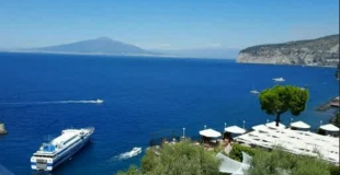 Vue sur la mer et le Vésuve