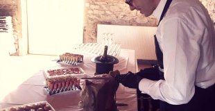 tenue de stand à la découpe lors du cocktail
