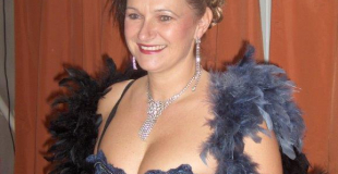 Sylvie AVELINE prête pour chanter la Veuve Joyeuse