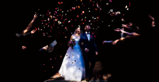 Sortie d'église sous les pétales de roses