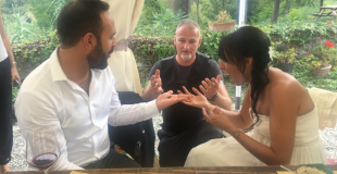 Magicien avec les mariés