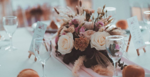 Un centre de table sur-mesure aux couleurs de votre événement