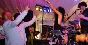 Ambiance festive sur la piste de danse avec Smart Music